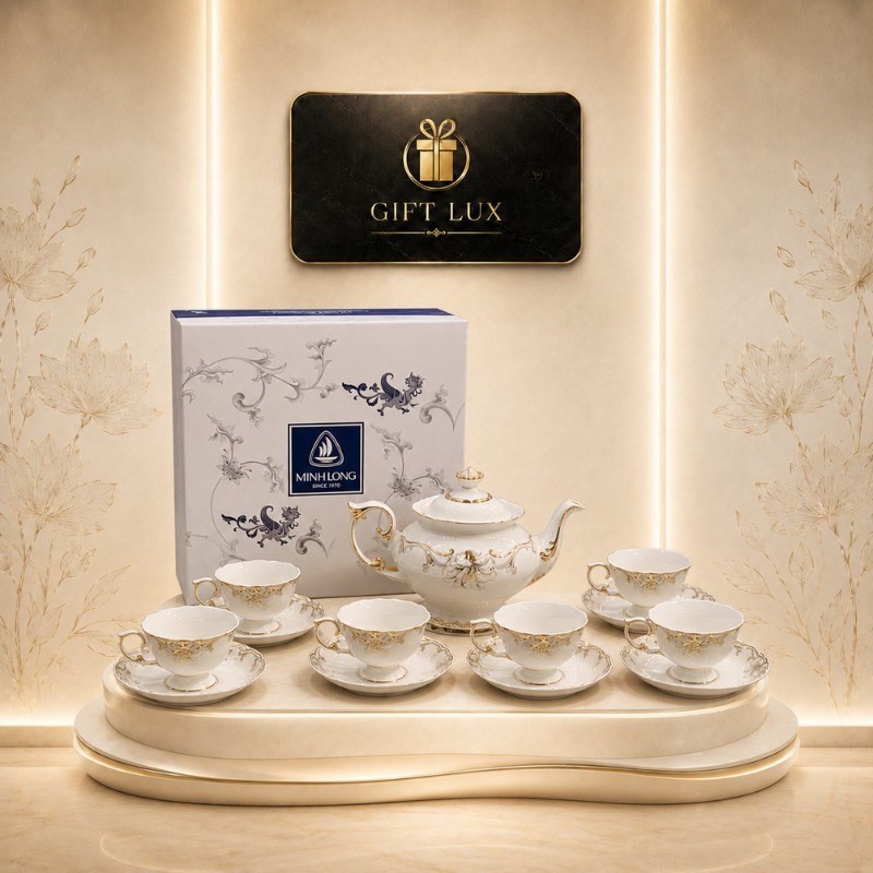 Bộ ấm chén Minh Long GL-AC01 dáng đài các vẽ vàng 24k đặt trên bục trưng bày sang trọng cùng hộp đựng thương hiệu Minh Long phía sau